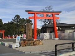 大原方面より京都に入り、今回は上賀茂神社に参拝します。

駐車場完備。
大鳥居横から入ります。