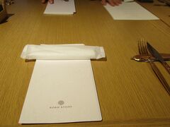 ほぼ一番乗り(笑)

レストランTENJIN
レストランのテーマは「竹」
ビュッフェカウンター上には、竹を使ったオブジェが置かれています。