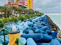 続いてやってきたのが、北谷の“美浜アメリカンビレッジ”、 雨は止んでいたけどもの凄い風！
なぜか奥様はこのロケーション(美浜の荒波)が気に入ったようで写真と動画を撮りまくってました。
自分にはツボがよく分からないけど… ようやく家族に満足して頂きました。

ただこの後、張り切ってた奥様が防波堤で思いっきり転けて両膝を打撲…
((((；ﾟДﾟ))))))) ﾀﾞｲｼﾞｮｳﾌﾞ？
奥様「何とか携帯だけは守った！」
自分「…」

一旦、車で怪我の具合を診て休ませましたが、
奥様「どうしても防波堤に戻って動画撮りたい！」
奥様「30分経って戻って来なかったら海に落ちてないか探しに来て！」
…って、奥様強すぎ！
車椅子の娘ちゃんを独り車に残す訳にもいかず一人で行ってしまいました。
大事に至らず不幸中の幸いでしたが、もちろんこの後、ドラッグストアへ直行し鎮痛剤とサポーターを買いに行きました。。