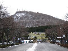 その通り沿いの坂が「基坂」を上がっていきましょう！～、

坂の名の由来は明治時代に里数を測る起点と成る”里程元標”が立ったことからで、当時は坂の上には役所が置かれてたことから行政の拠点だったからでしょう。
正面に旧函館区公会堂が、その上には函館山が観える見上げる坂道です。

＊詳細はクチコミでお願いします