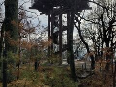 この展望台から見ると景色がいいらしいけど、雲が多くなってきちゃった