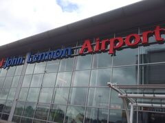 リバプールに上陸しました。
ビートルズのジョンレノンの名前が入ったやや小さめの空港です。