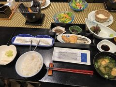 ７：００にお願いしていた朝食に向かいます。夕食と同じ会場です。

”おめざ”の広島みかんジュースに自家製ざる豆腐、さよりの干物は焜炉で炙って頂きました。旅行だと和定食がほっこりします♪