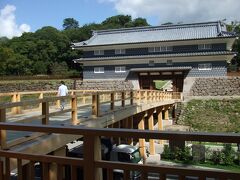 尾山神社を通り抜けると、金沢城公園の鼠多門に出ます。