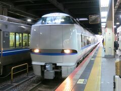 8時50分、金沢駅始発の「サンダーバード14号」が入線して来ました。この列車は停車駅の一番少ない最速列車で、金沢駅を発車後、福井駅、敦賀駅、京都駅、新大阪駅、終点の大阪駅と停車する駅数は始発の金沢駅を含め6駅だけです。

