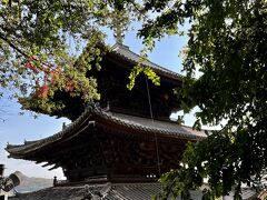 貞冶６年（１３６７）足利義詮が建立した「海雲塔」、実は建立時には五重塔でしたが、江戸期の元禄５年（１６９２）に上の傷んでいた二重を撤去し、三重に改められたのだそうです。ということで、ちょっと寸胴な感じに見えるのですね。国の重要文化財に指定されています。