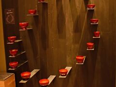 加賀屋別邸・松乃碧には漆工芸家、角偉三郎の美術館がある。開館時間は11時から3時までなので、急いで見学に出かけた。

美しい輪島塗が巧みに配置されていた。