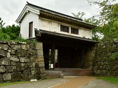 和歌山城
岡口門。
数少ない現存建築。
城の南東に位置する。
当初は門の左右に櫓があったらしいが、現存せず。