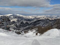 2022/1/8
グランスノー奥伊吹

日本一集客があるらしい。
普通の広さなのでいつ行っても混んでる。
まぁまぁ京都や名古屋から近いのでしかたないですけど。
雪質はいつ行ってもとっても重たい湿雪。
ここでうまくなればどこにいっても滑れます。