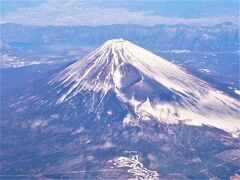 機内なのでご来光ではなく”合掌”です…、

この旅の安全を祈願しました…、序に年内に何か良いことが有りますように！と。