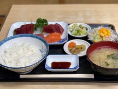 夜ごはんは外に行きました。銚子駅すぐの吉原食堂。
お刺身定食で１０００円くらいでした。普通に美味しい。
常連さんたちは、焼き魚（サンマ）定食にしてて、そっちも食べたかった～
本当は銚子プラザホテルの鯖を食べるつもりが、
まさかの金曜夜お休み。。