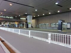 旅の始まりは成田空港。

京成スカイアクセスで14時35分に空港第2ビルに到着。