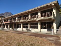 1991噴火の際に火砕流で廃墟になった小学校
（この学校で犠牲者はいなかった）
木製の部分は焼け焦げが残っていました。