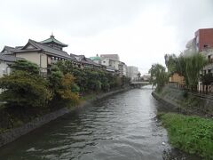 伊東温泉を流れる松川。
左のレトロな建物は、昭和初期の建築様式を今に残す、かつて温泉旅館だった東海館です。