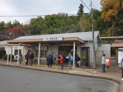 壷阪寺行のバスが１時間近く到着が遅れて駅で待つ人々