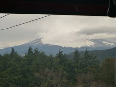 富士山見えたー！これは結構ズームした写真です。私がカメラを向けているので中国？のお二人が何をそんなに一生懸命撮っているのだ？と振り返り
マウントフジ！！！？？？と大騒ぎになりました。
日本人の方は、私達のように｢昨日から来ているが昨日真っ白で何も見えなかった」という状況だったそうで｢今日は見えてよかったですよね」と言葉を交わしました。
