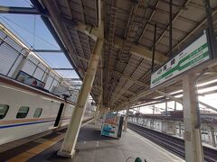 新幹線だと30分足らずで着いちゃうだなんて、やっぱり早いですねぇ。そんな新幹線は便利だけど、個人的にはもう少しゆっくり時間を掛けて、「旅情」を味わいたい気もするんです。