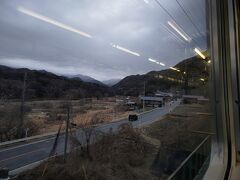 高崎駅からは上越線で北上。新前橋乗り換えのパターンに当たり、これは新前橋まで混んでて座れないので嫌だなぁ…