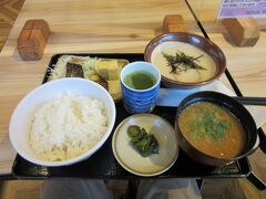 愛車のご飯（給油）はお預けにしておいてなんですが、此処で朝食とします

以前訪問時に此処で頂いた朝食が美味しかったので、今回は奮発して麦とろろ定食を頂きました

鯖・とろろ・豚汁ともに特出したものは無いものの過不足ない味でした
朝食とはそんなものでしょう