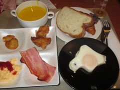 バイキングの朝食。
ちまちまとあれこれ取ってみました。
北海道の形をした目玉焼きがポイントです（笑）
う～ん、野菜が足りなかった。反省。
ここには2連泊なので、明日、明日。
