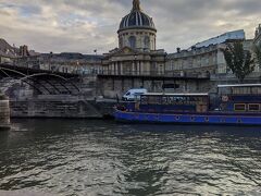 ポンデザール橋とフランス学士院（Institut de France）
フランス学士院はバロック様式の大きな丸屋根を持った建物。フランスの 5 つの学術団体の本部です。