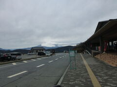 歩道部分にある緑色の目印がバス停です。
右の建物は駅からの階段を降りてすぐの建物、黒たまご館。
車道の左は駐車場です。
駐車場のスタッフさんと話しているご夫妻がいて、スタッフさんが一晩で富士山に雪が積もったと話してました。
昨日ほんとに寒かった。急に寒かった。標高無視した発言ですが10月半ばに半袖の日とかあったもんな。おかげでこの美しい富士山がみれたのか。
