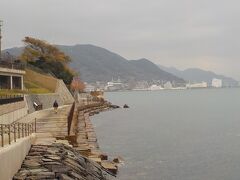 関門海峡のすぐ横にある「めかり観潮遊歩道」です。