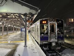 さらに一ノ関からもロングシート。
18:29 一ノ関 発　盛岡行きにお乗り換え。
701系電車の帯の色が仙台エリアの緑から、盛岡エリアの紫に変わる。