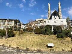 やって来たのはこちら！

一見、ガウディの建築か！と思ってしまいそうな「聖フィリッポ教会」と「日本二十六聖人殉教地」です。

中央の芝生で盛り上がった場所が殉教の場所。