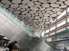 台南駅から高雄駅まで、普通電車で約１時間。
高雄駅に着いて、おったまげた！
以前のローカルな高雄駅とは大違い！
東西に走っていた線路を地下に埋め、巨大な地下駅を建設中。
駅周辺も広大な空間になっており、リノベの真っ最中。
コロナ禍の３年の間に、高雄、大躍進！