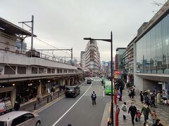 上野駅からアメ横方面に歩いていきます。そこそこに混雑しています。