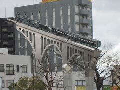 米子駅到着。駅前にあるオブジェ。