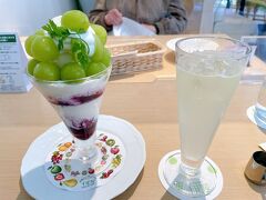 翌日のプリンスギャラリーのアフタヌーンテｲは午後5時からなので　椿山荘をチェックアウトして東京駅の大丸でお土産買ってウロウロ。

京橋千疋屋で葡萄のパフェ　ナガノパープルはこの日、入荷なくシャインマスカットのみとなりました。
レスカも美味しかった。