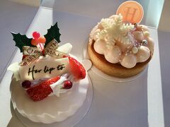 それと，W大阪1階のカフェ【MIXup/ ミックスアップ】で買っておいたケーキ。

スノーフレーク アプリコット ローズタルト(950円，右)と，ホーリー チーズ ベリームース(950円，左)。