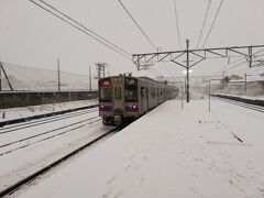 去る列車を撮ってみました。
Googleマップで調べた感じ徒歩25分位です。
雪が積もりつつありますが歩いて向かってみます。