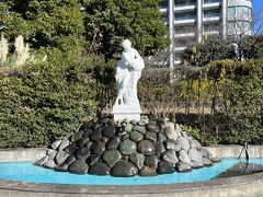 彫刻「泉」の名のとおり、緩やかに流れ出る水は公園に潤いをもたらしています。噴水の前にはベンチが2つ、噴水の景色を眺めながら、座ってください。