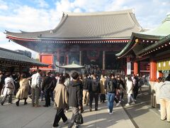 東京都美術館から歩いて浅草寺へ。さすが定番の観光地。周辺の飲食店・土産物屋等も含め、結構混んでいる。外国人の姿もチラホラ見られた。