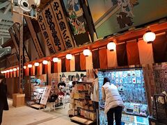 羽田第３ターミナルで食事、国際線は未だにスカスカで、閉店中もあちらこちらに見られました。