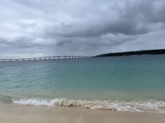 無事宮古空港に着き、レンタカーを借りて、まず向かったのが前浜ビーチ。曇りで小雨だった。まぁまぁきれいなビーチ。風が強くて寒い。