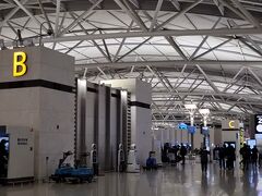 仁川国際空港到着。人はいるような、いないような~

まずはチェックイン。今回はアシアナ航空。
米国行きのチェックインカウンターは他の国とは別になっています。スタアラの優先カウンターがどこか分かりにくかったので、とりあえずチェックイン機で色々入力してみるものの、最後の最後にエラーで航空券出ず。色々入力させておいてそりゃないよ~TT そういえば、アシアナのオンラインチェックインもいつもエラー出るんだったの忘れてた^^;
気を取り直して優先カウンターに向かうものの、もうそのカウンターをクローズしようとしてたみたいで、ものすごく機嫌が悪い係員に当たってしまいました。私の予約内容を見て呆れた顔で「エコノミーじゃないですか」と一言。そんな言い方せんでも...TT
今まで知らなかったんですが、アシアナのマイルで登録してるとステータス反映されず、ANAのマイルに登録し直さないといけないみたいです。危うくラウンジも行けないところでした。態度は悪かったけど、やることはやってくれた係員...ありがとうね。