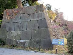 日比谷見附跡・日比谷門跡

江戸城警備のための城門（見附）のひとつ。
かつては、ここにも高麗（こうらい）門、枡形、渡櫓（わたりやぐら）、番所などもあったのを表すため、石垣が残された。