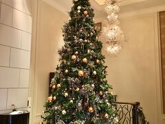 【 The St. Regis Osaka 】
https://www.marriott.co.jp/hotels/travel/osaxr-the-st-regis-osaka/

クリスマス仕様のセントレジス大阪12階ロビー(1)
ランチは13:15から，W大阪からなら徒歩でも行けるセントレジスホテル大阪の【鉄板焼 和城】へ。