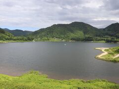 食後は何も考えず、目の前に広がる「錦秋湖」と空、緑を
ただただ眺めながら過ごす贅沢な時間。

済んだ空気、優しい風がとにかく心地いい！
