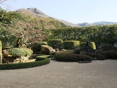 愛宕山を借景に築庭された庭園には手入れの行き届いた砂紋や木々、背筋の伸びる思いがする枯山水の庭園です。