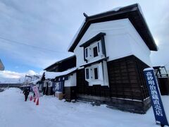 旭川に戻って雪道を20分ほど歩いて、旭川の酒蔵、高砂酒造明治蔵へ。
最近私のアルコールの志向がかわって、ワインやビールから一番のお気に入りが日本酒になりました。
どこかにマイルの旅で必ず立ち寄る先が酒蔵やワイナリー、醸造所。
今回もここでお酒を買うのを楽しみにしていました。
