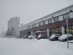 アリーナの道向かいにあったのは道の駅あさひかわ
道の駅といえば普通郊外の幹線道路沿いにあるのが一般的ですが、ここは駅から歩いて１０分ほどの町中にある道の駅