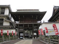 小倉城に行く前に八坂神社に立ち寄ります。

こちらの東楼門から入ります。
