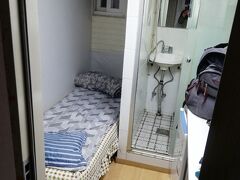 部屋は想定していましたがかなり狭いです。
大阪西成に泊まった時の事を思い出しました。
テレビも無いので娯楽はインターネットのみです。

