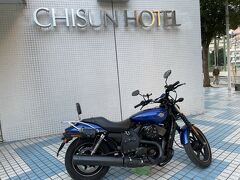 本日の宿です。
ちょうどチェックイン時間の少し後くらいに来れました。
ただ、今回初めて駐車場もバイク駐輪場もホテルは持っておらず、チェックインして荷物を部屋に置いてから有料のバイク駐輪場まで移動しました。