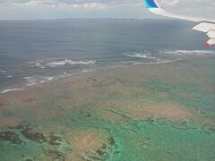 定刻に那覇空港へ着陸
曇りですが上空から見える海は碧く綺麗です